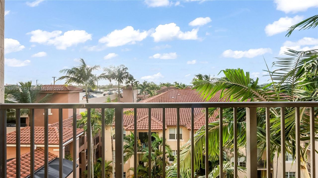 For Sale: $400,000 (2 beds, 2 baths, 1071 Square Feet)