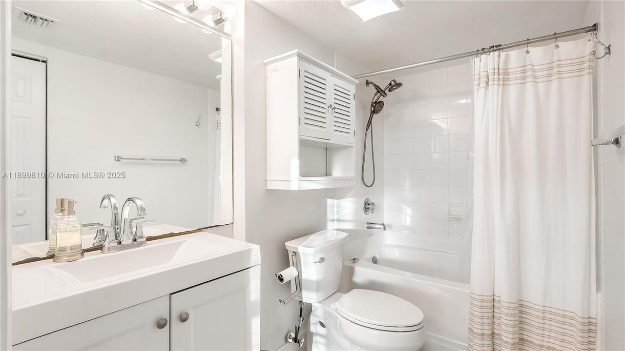 For Sale: $400,000 (2 beds, 2 baths, 1071 Square Feet)