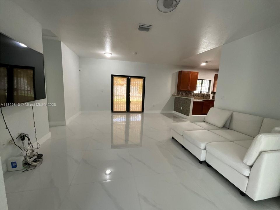 Под контрактом: $3,200 (4 спален, 2 ванн, 1632 Квадратных фут)