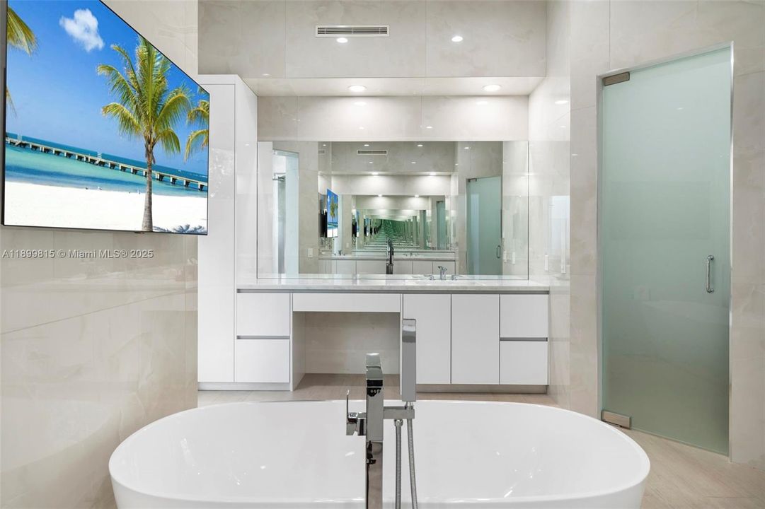 For Sale: $6,295,000 (6 beds, 7 baths, 8267 Square Feet)