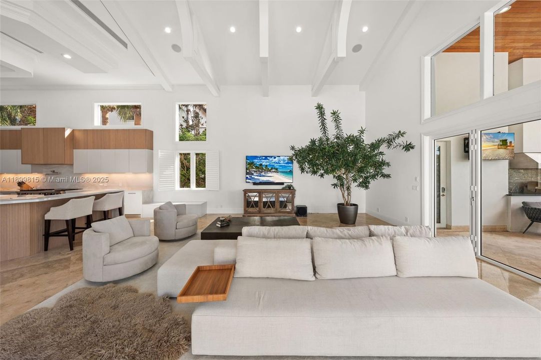 For Sale: $6,295,000 (6 beds, 7 baths, 8267 Square Feet)