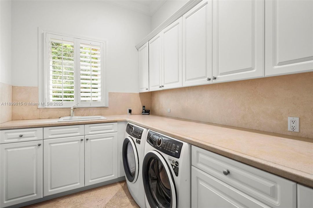 For Sale: $6,295,000 (6 beds, 7 baths, 8267 Square Feet)