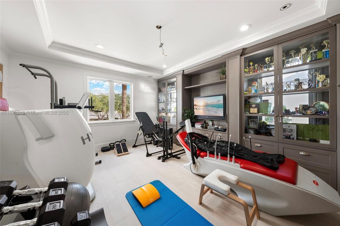 For Sale: $6,295,000 (6 beds, 7 baths, 8267 Square Feet)