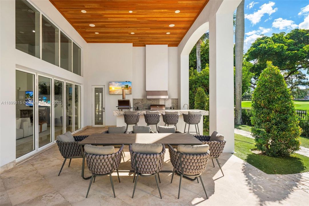 For Sale: $6,295,000 (6 beds, 7 baths, 8267 Square Feet)