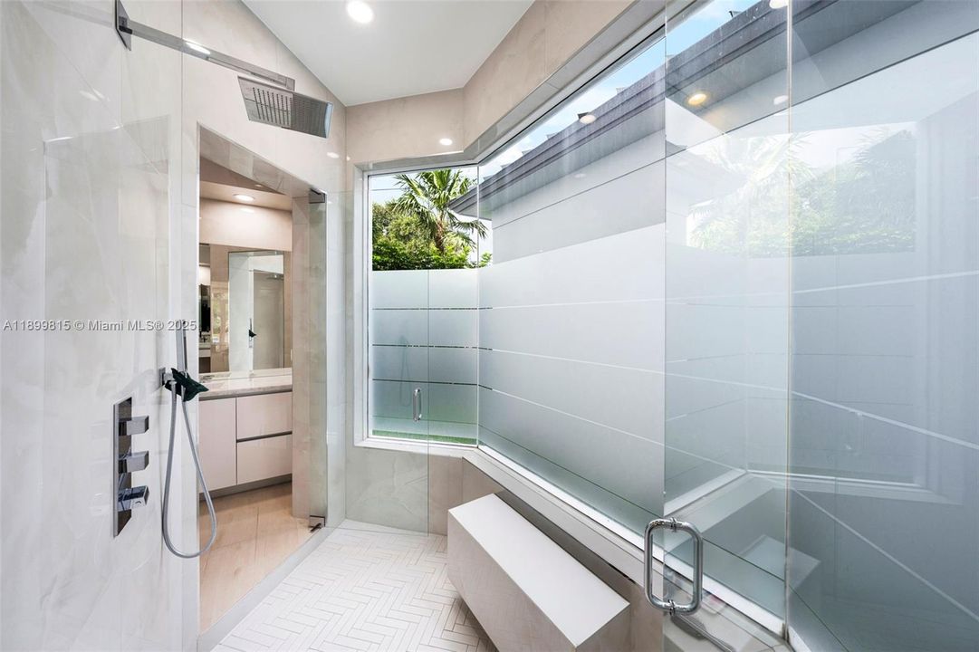 For Sale: $6,295,000 (6 beds, 7 baths, 8267 Square Feet)