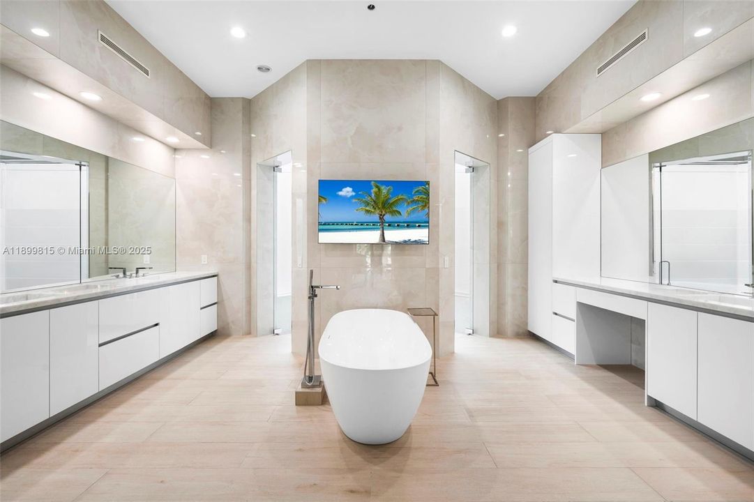 For Sale: $6,295,000 (6 beds, 7 baths, 8267 Square Feet)