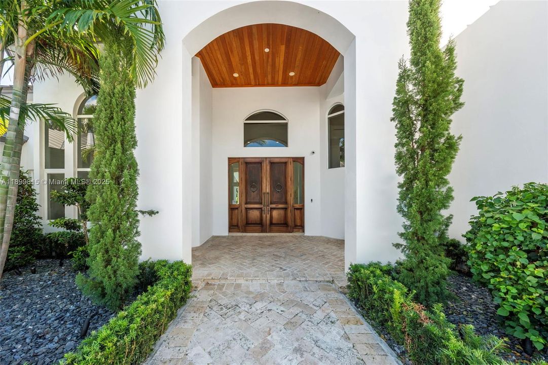 For Sale: $6,295,000 (6 beds, 7 baths, 8267 Square Feet)