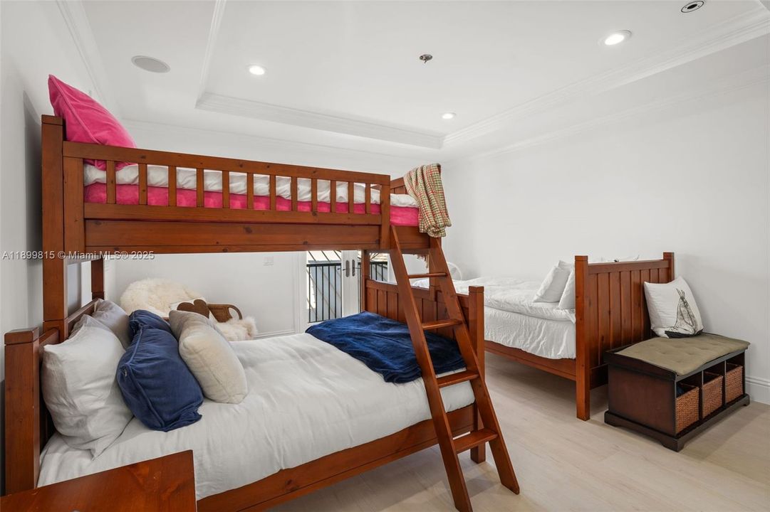 For Sale: $6,295,000 (6 beds, 7 baths, 8267 Square Feet)