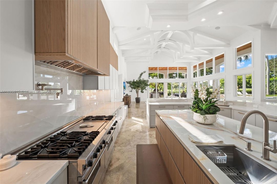 For Sale: $6,295,000 (6 beds, 7 baths, 8267 Square Feet)