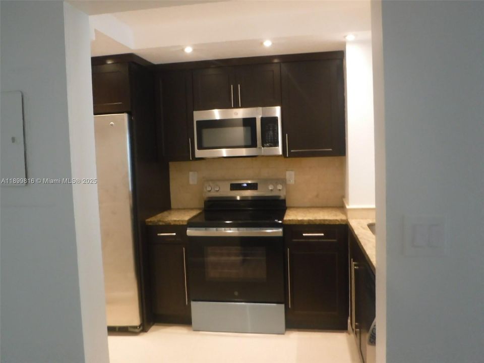 Recently Rented: $2,300 (1 beds, 1 baths, 593 Square Feet)