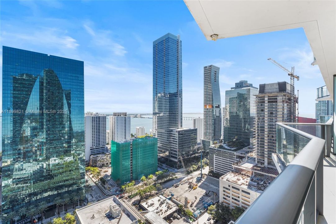 Recently Rented: $4,250 (1 beds, 1 baths, 977 Square Feet)