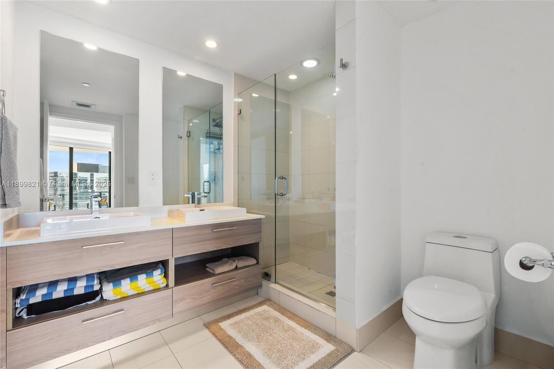 Recently Rented: $4,250 (1 beds, 1 baths, 977 Square Feet)