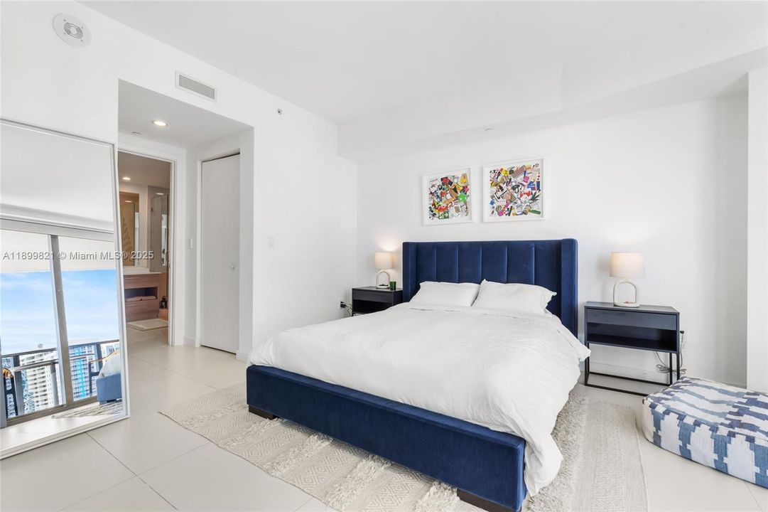 Recently Rented: $4,250 (1 beds, 1 baths, 977 Square Feet)