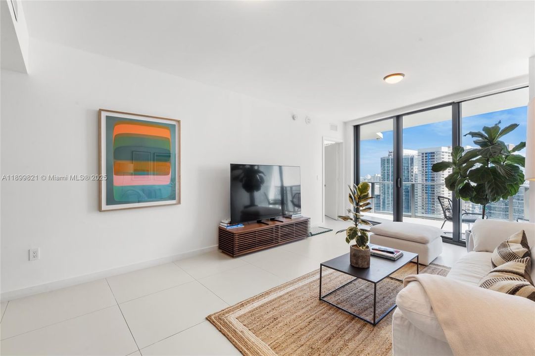 Recently Rented: $4,250 (1 beds, 1 baths, 977 Square Feet)