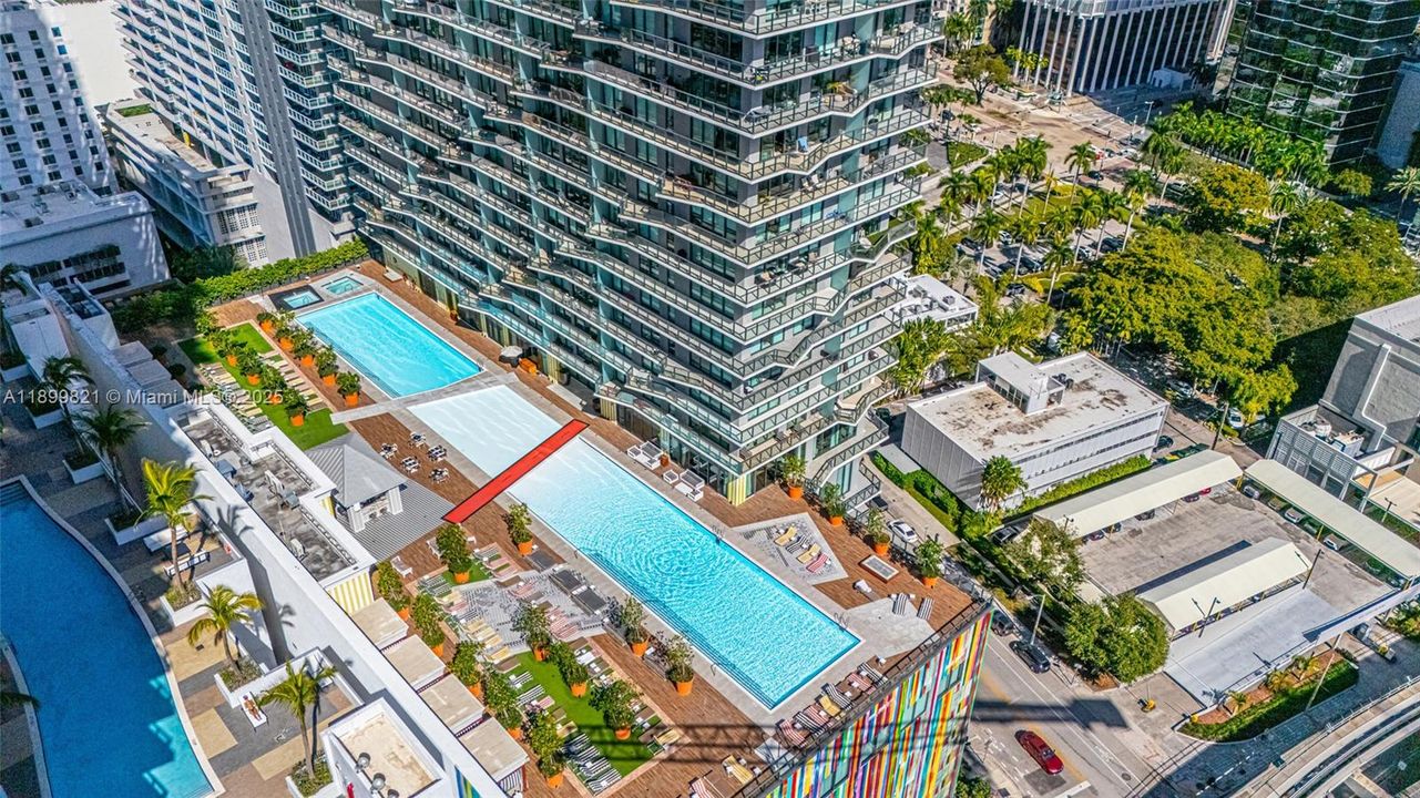 Recently Rented: $4,250 (1 beds, 1 baths, 977 Square Feet)