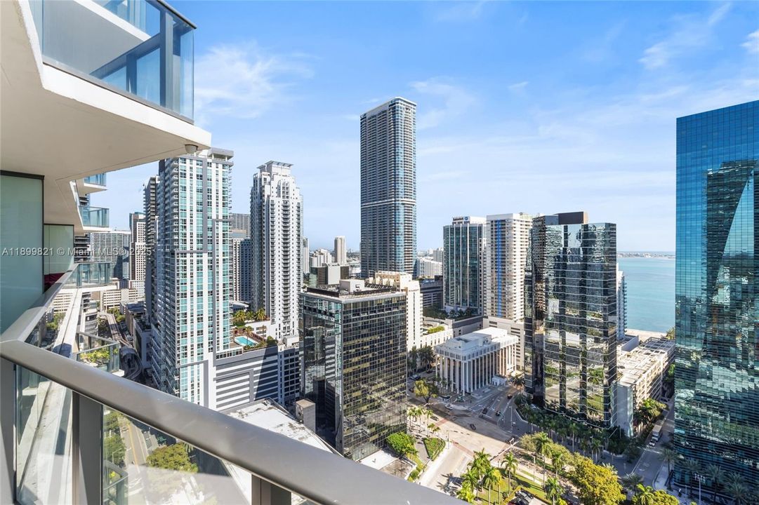 Recently Rented: $4,250 (1 beds, 1 baths, 977 Square Feet)