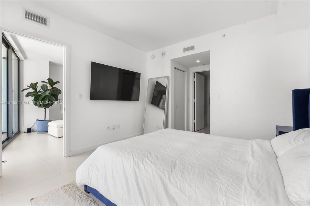 Recently Rented: $4,250 (1 beds, 1 baths, 977 Square Feet)