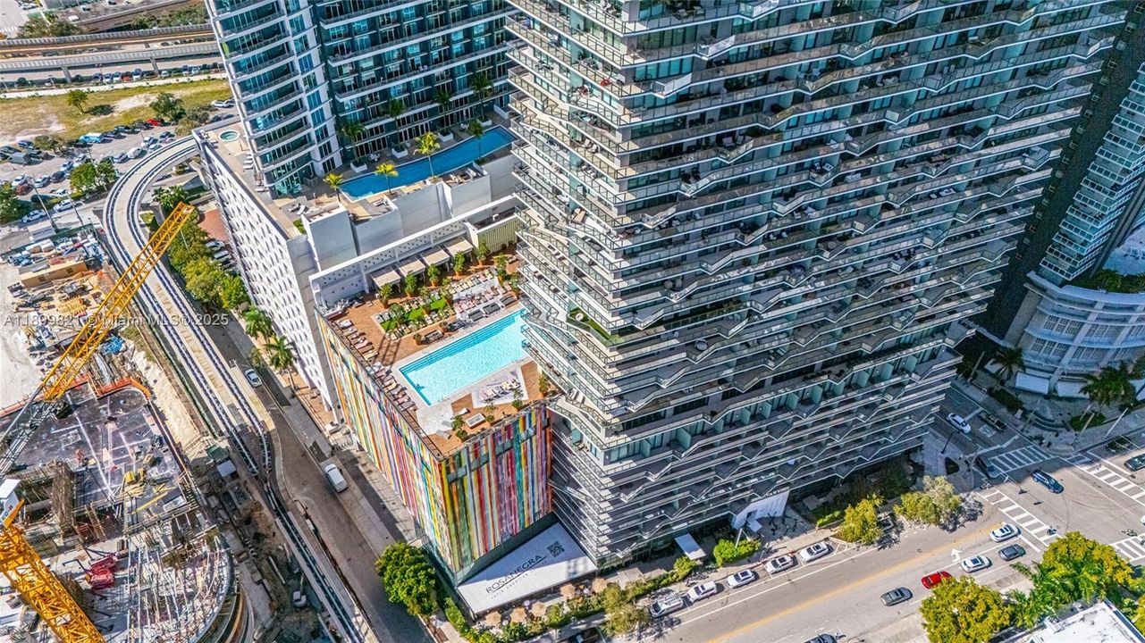 Recently Rented: $4,250 (1 beds, 1 baths, 977 Square Feet)