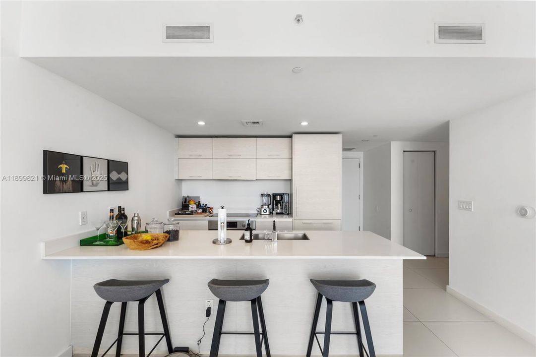 Recently Rented: $4,250 (1 beds, 1 baths, 977 Square Feet)