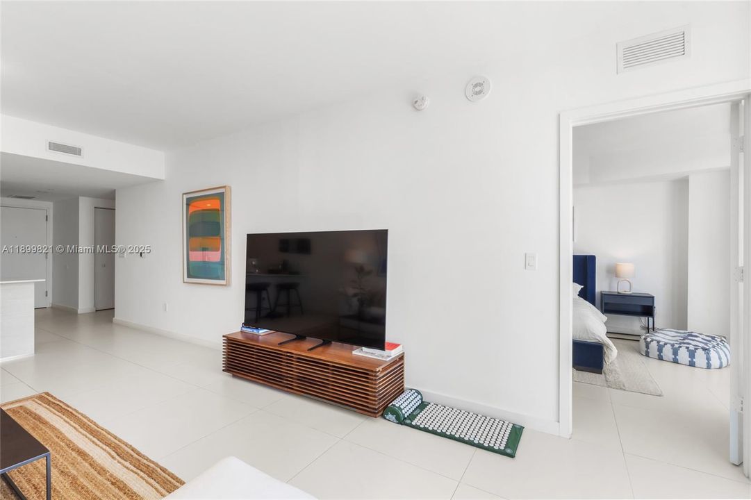 Recently Rented: $4,250 (1 beds, 1 baths, 977 Square Feet)