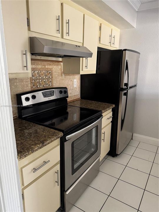 Active With Contract: $2,250 (2 beds, 2 baths, 900 Square Feet)