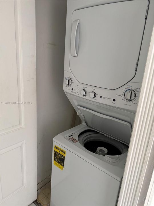 Active With Contract: $2,250 (2 beds, 2 baths, 900 Square Feet)