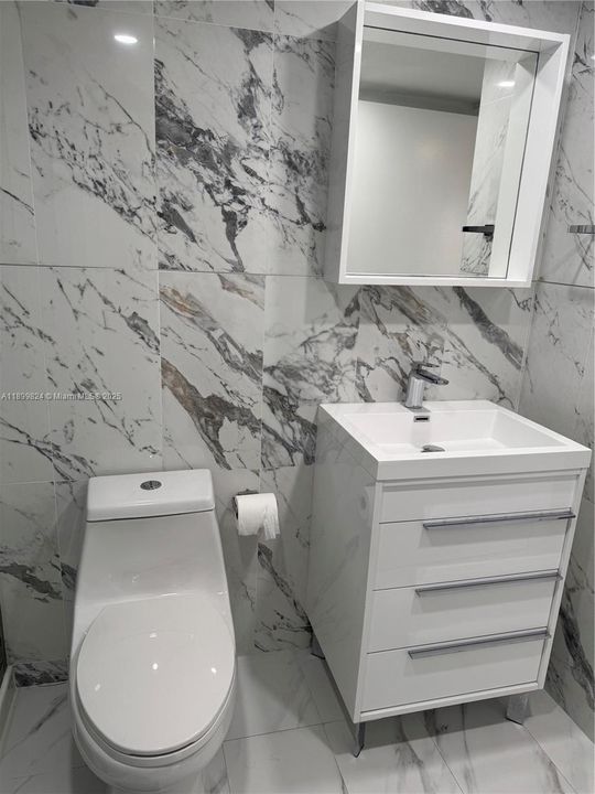 合同活跃: $2,450 (2 贝兹, 2 浴室, 1040 平方英尺)