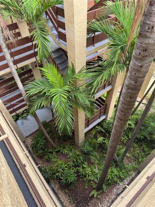 合同活跃: $2,450 (2 贝兹, 2 浴室, 1040 平方英尺)