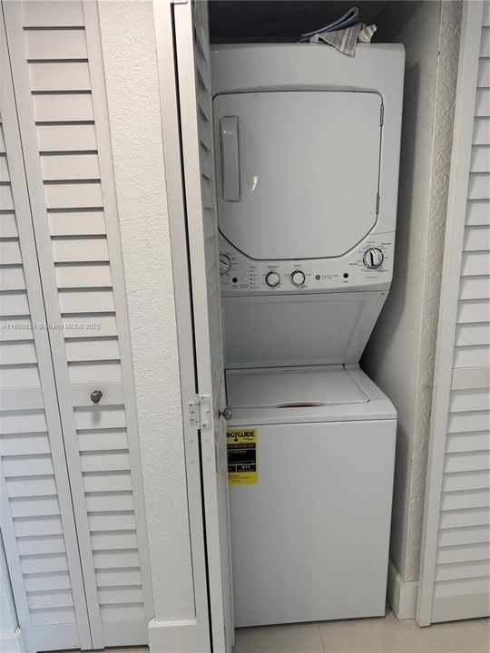 合同活跃: $2,450 (2 贝兹, 2 浴室, 1040 平方英尺)