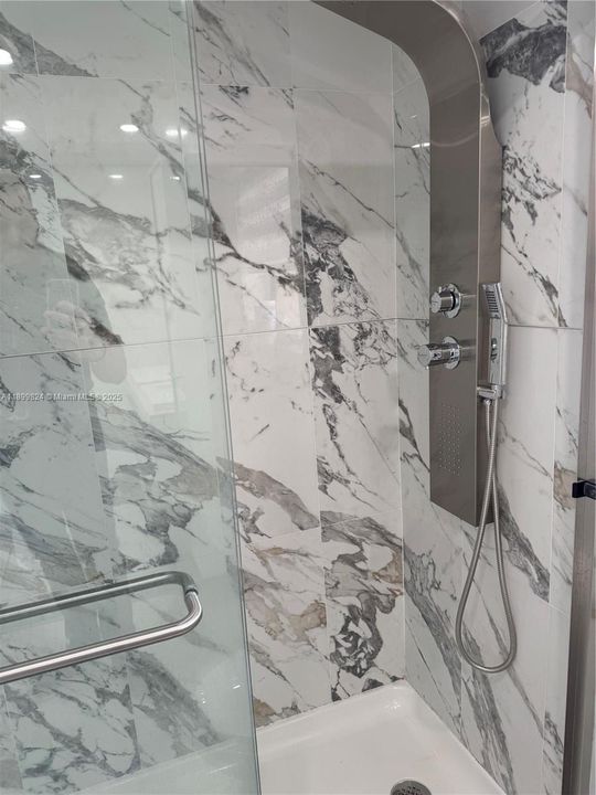 合同活跃: $2,450 (2 贝兹, 2 浴室, 1040 平方英尺)