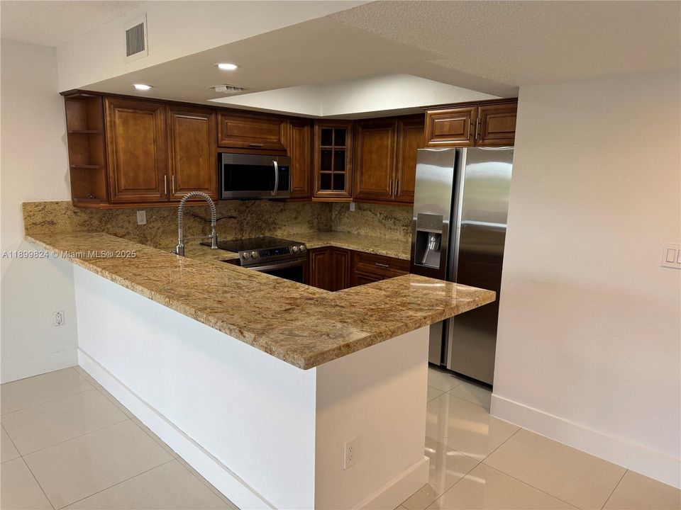 合同活跃: $2,450 (2 贝兹, 2 浴室, 1040 平方英尺)