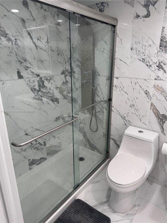 合同活跃: $2,450 (2 贝兹, 2 浴室, 1040 平方英尺)