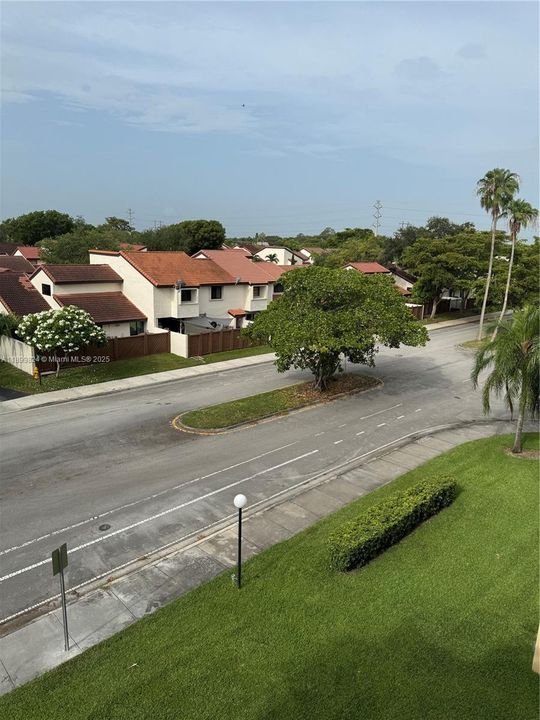 合同活跃: $2,450 (2 贝兹, 2 浴室, 1040 平方英尺)