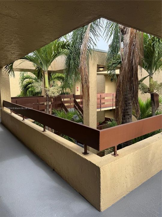 合同活跃: $2,450 (2 贝兹, 2 浴室, 1040 平方英尺)