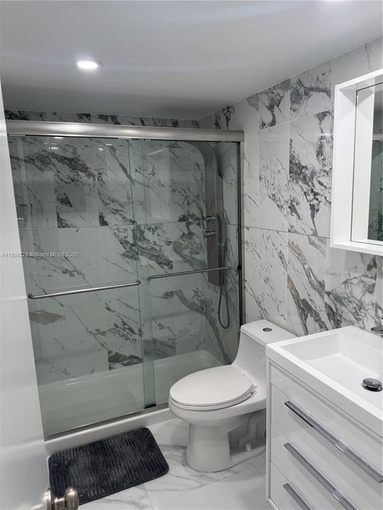 合同活跃: $2,450 (2 贝兹, 2 浴室, 1040 平方英尺)