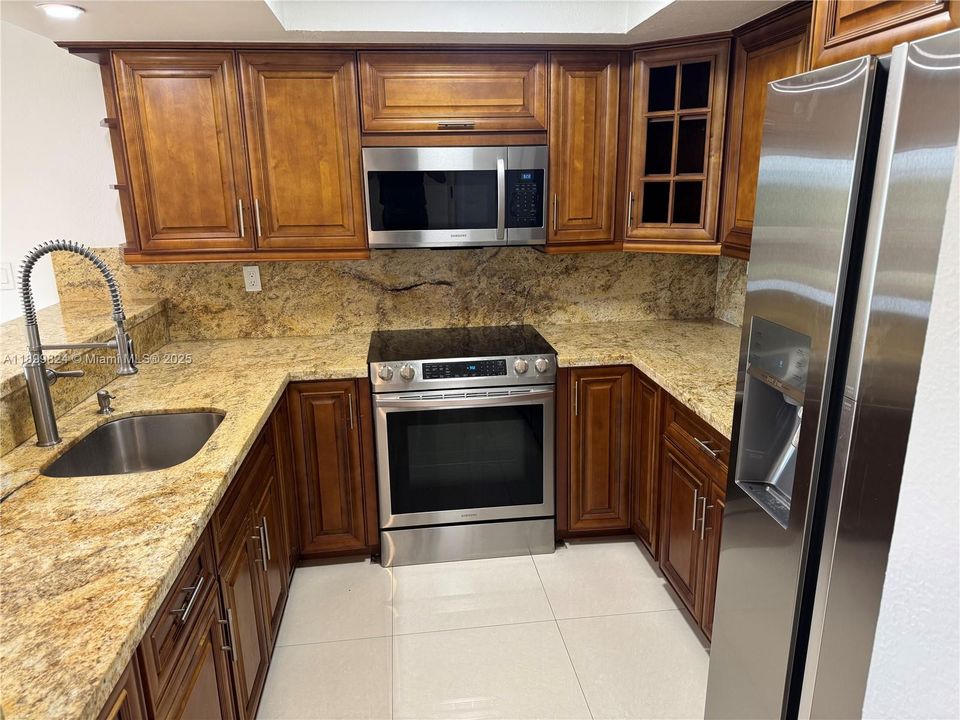 合同活跃: $2,450 (2 贝兹, 2 浴室, 1040 平方英尺)