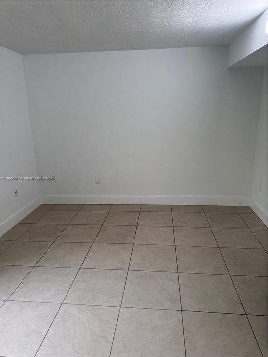 合同活跃: $2,450 (2 贝兹, 2 浴室, 1040 平方英尺)