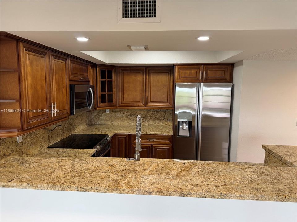 合同活跃: $2,450 (2 贝兹, 2 浴室, 1040 平方英尺)