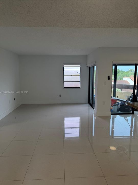 合同活跃: $2,450 (2 贝兹, 2 浴室, 1040 平方英尺)