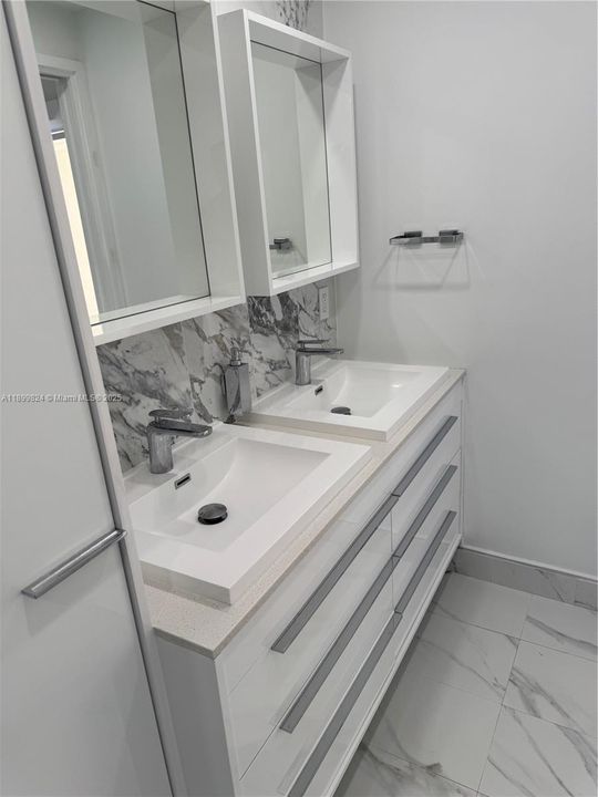 合同活跃: $2,450 (2 贝兹, 2 浴室, 1040 平方英尺)