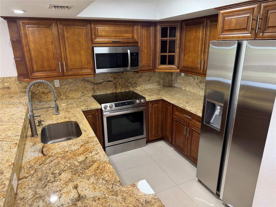 合同活跃: $2,450 (2 贝兹, 2 浴室, 1040 平方英尺)