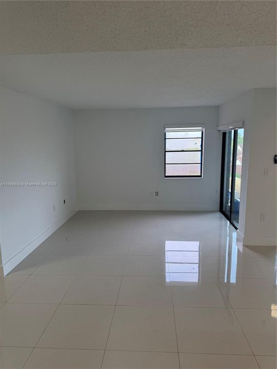 合同活跃: $2,450 (2 贝兹, 2 浴室, 1040 平方英尺)