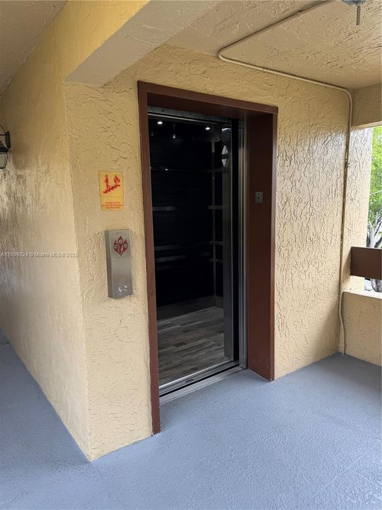 合同活跃: $2,450 (2 贝兹, 2 浴室, 1040 平方英尺)