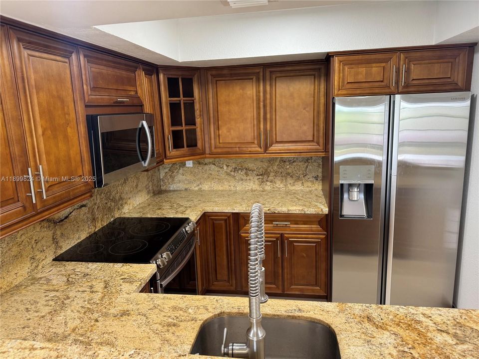 合同活跃: $2,450 (2 贝兹, 2 浴室, 1040 平方英尺)