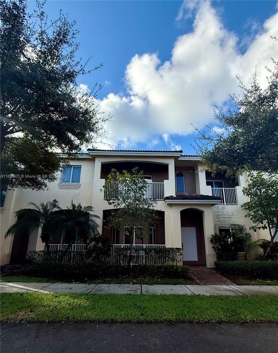 Activo con contrato: $324,000 (2 camas, 2 baños, 1616 Pies cuadrados)