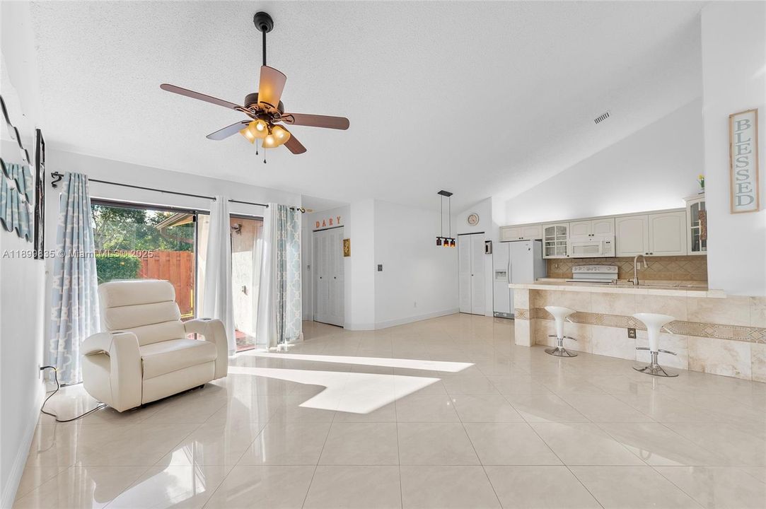 En Venta: $349,000 (3 camas, 2 baños, 1332 Pies cuadrados)