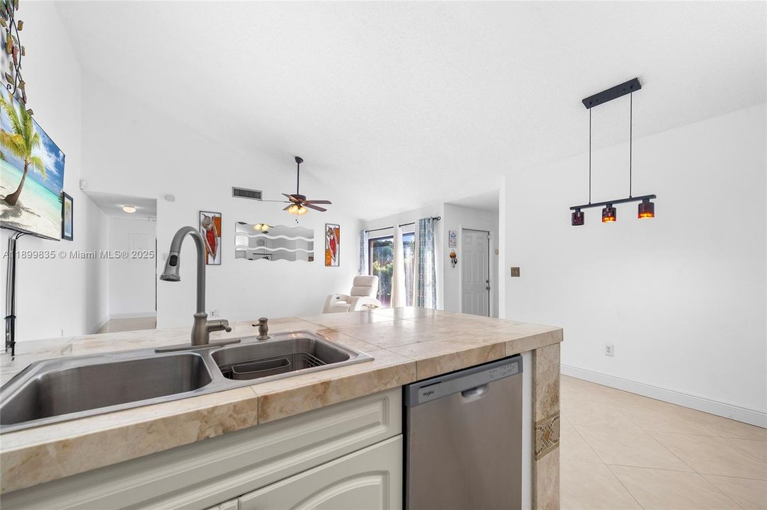 En Venta: $349,000 (3 camas, 2 baños, 1332 Pies cuadrados)