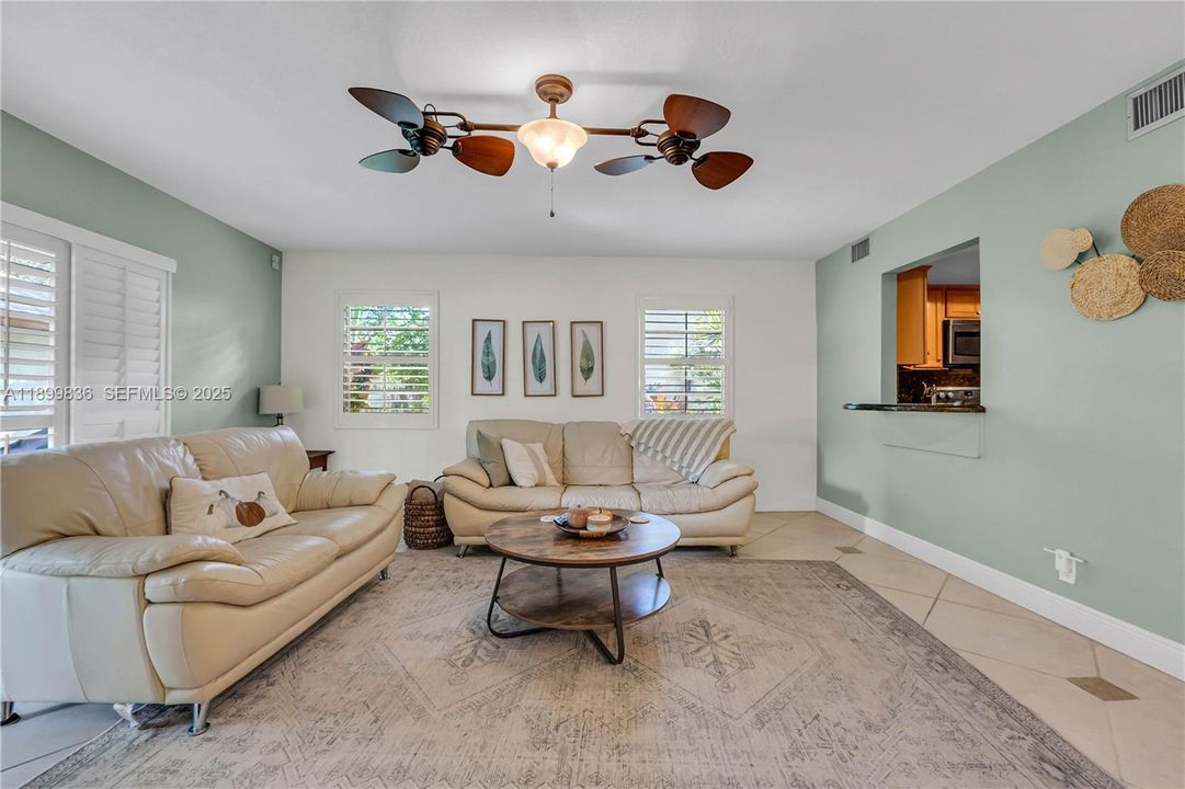 For Sale: $319,900 (2 beds, 2 baths, 1250 Square Feet)