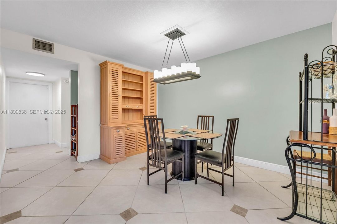 For Sale: $319,900 (2 beds, 2 baths, 1250 Square Feet)