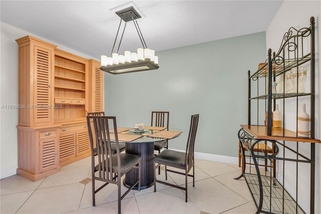 For Sale: $319,900 (2 beds, 2 baths, 1250 Square Feet)